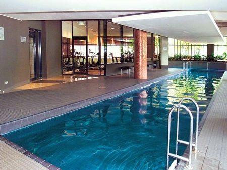 LARGE ONE BEDROOM WITH HUGE ENTERTAINERS BALCONY - Photo 3