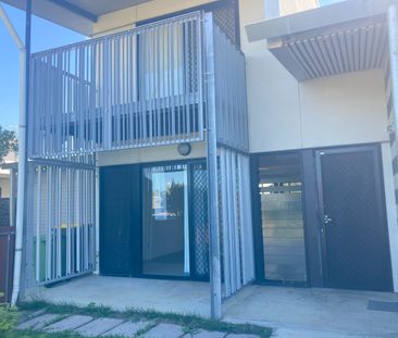 Close to the waterfront - Photo 2