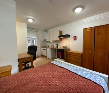 Studio Flat, King's Cross Road, WC1X - Photo 4