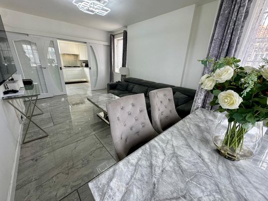 3 Bed Flat, Frithville Gardens, W12 - Photo 1