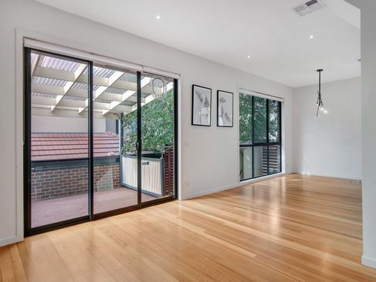 Bright and Modern Townhouse in a Prime Location – Ideal Family Home - Photo 1