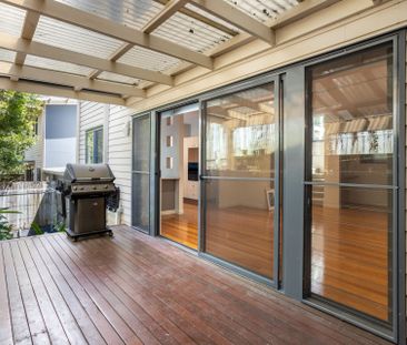 Leafy Bardon Boutique Townhouse Retreat - Photo 4