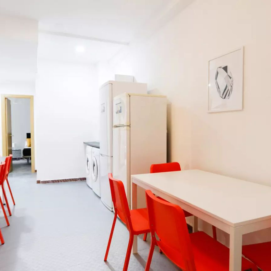 Single Bed in Room in a shared 8-bedroom apartment for rent in Palacio. - Photo 1