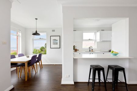 Sophisticated Apartment With Harbour Views - Photo 3