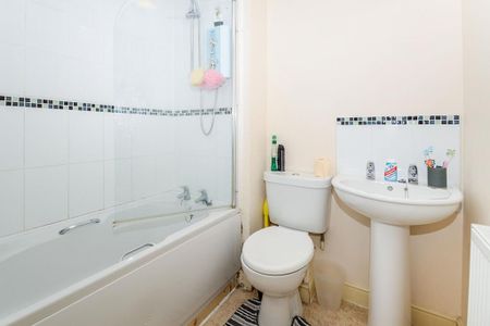 3 bedroom semi-detached house to rent - Photo 2