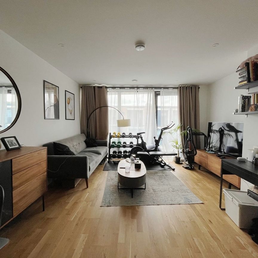 1 Bed Flat, Hawthorne Crescent, SE10 - Photo 1