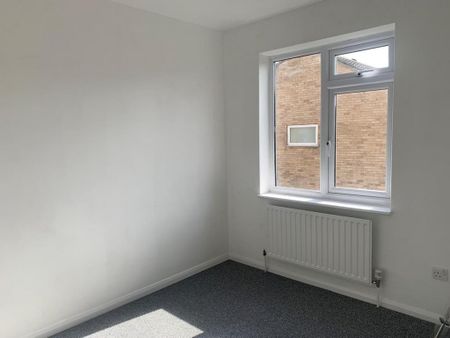 3 bedroom terraced house to rent - Photo 3