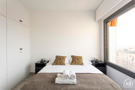 Trendy and Open 4-Bedroom Apartment in Les Corts - Photo 4