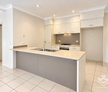 Spacious 3 Bedroom Townhouse 100M to Westfield Carindale - Photo 5