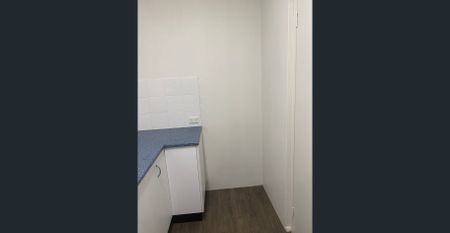 Very Private in the heart of Engadine Centre. Walk to all amenities Bus and Trains. - Photo 3