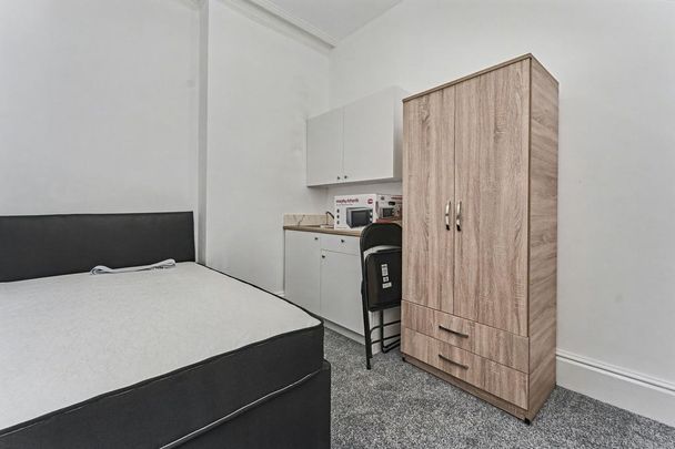 6 bedroom semi-detached house to rent - Photo 1