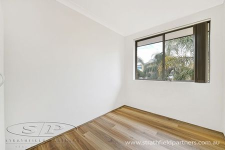 Bright 2 bedroom unit - Photo 3