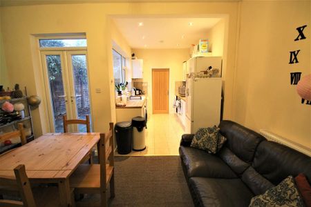 1 bedroom in a house share to rent - Photo 3