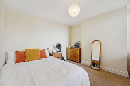 3 bedroom flat to rent - Photo 2