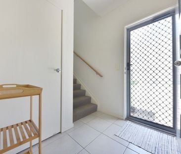 Spacious, Fully Furnished Double-Storey 2-Bedroom Townhouse - Available Now - Photo 6