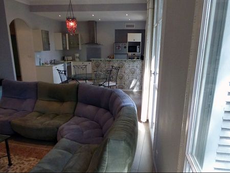 AVIGNON INTRA MUROS: Très belles prestations pour ce grand appartement climatisé - Photo 2