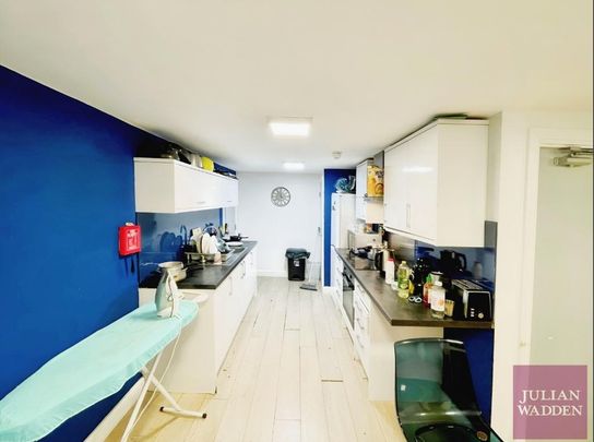 1 bedroom in a house share to rent - Photo 1