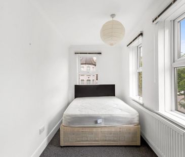 3 bedroom Flat To Let - Photo 6