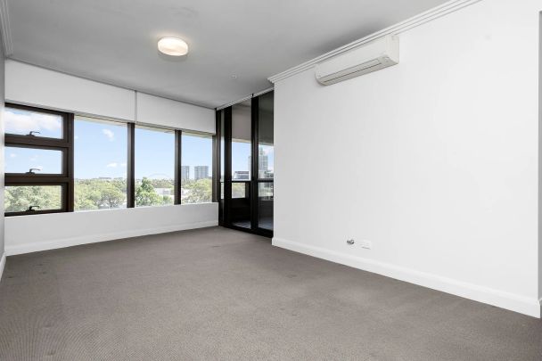 Modern Two-Bedroom Apartment with High-Level Views in the Heart of Sydney Olympic Park - Photo 1