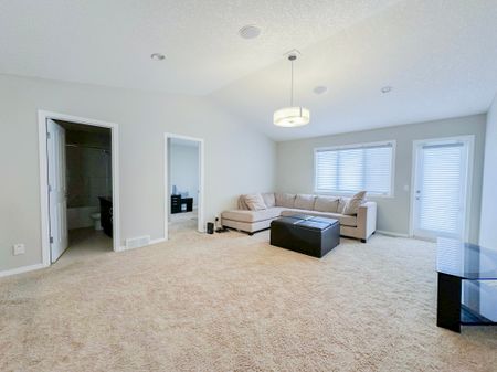 Beautiful Furnished Home With Quartz Kitchen & Fireplace In Sherwood - Photo 4