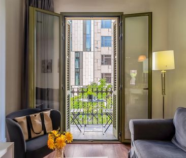 Spacious and Bright 3-Bedroom Apartment next to Plaza Espanya - Photo 2