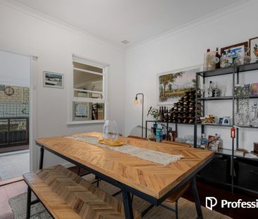 Light, Spacious & Conveniently Located Doubleview Home! - Photo 6