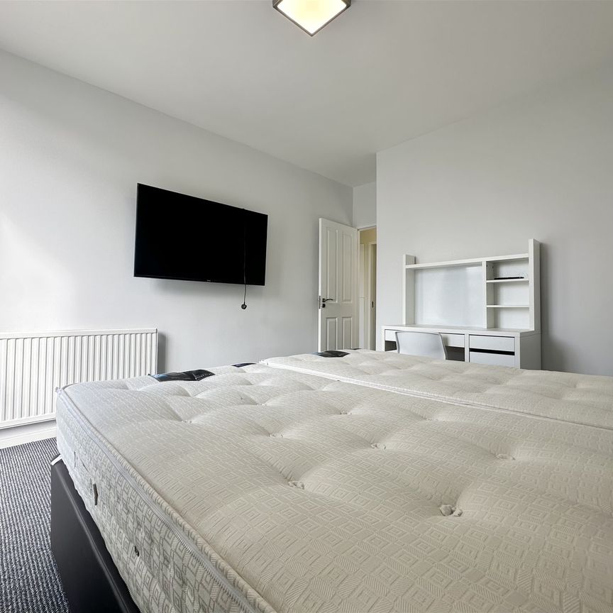 Hallfield Estate, London - Photo 1