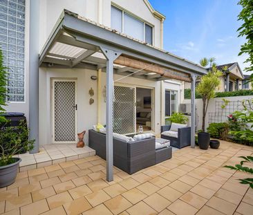 IDEAL LOCATION, CLOSE TO BEACH & SHOPS - Photo 1