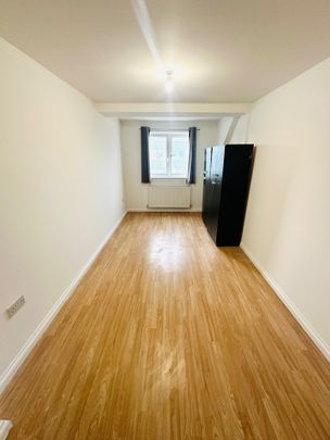 1 Bed Flat, Station Parade, IG11 - Photo 1