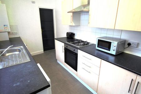 1 bedroom in a house share to rent - Photo 4