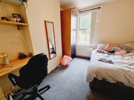 5 Bed Student Accommodation - Photo 3
