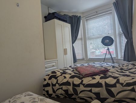 Room in a Shared Flat, Darwin Road, W5 - Photo 3