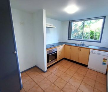 Quiet Semi-Freestanding Townhouse with Extra Parking – 73/70 Alling... - Photo 5