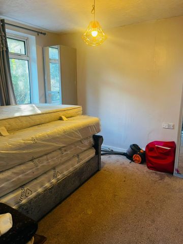 3 Bed Semi-Detached House, Bowker Bank Avenue, M8 - Photo 3