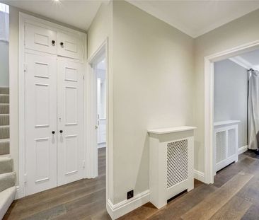 A charming three bedroom maisonette in this quiet mews in St James. - Photo 1