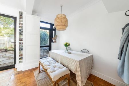 4 bedroom end of terrace house to rent - Photo 4