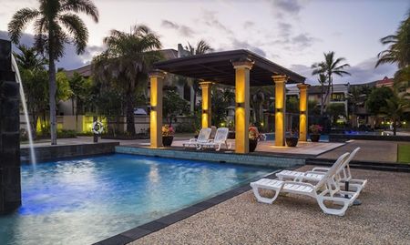 Chic 1 Bed, 1 Bath in the Sought after Cairns One - Photo 3