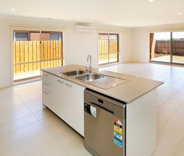 4 bedroom family home with 2 living spaces! - Photo 5