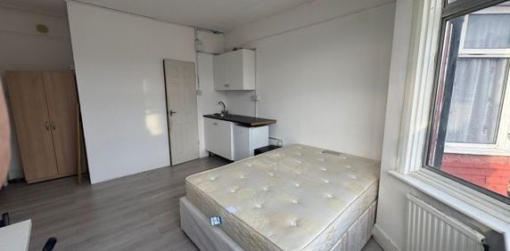 Studio Flat, Jesmond Avenue, HA9 - Photo 2