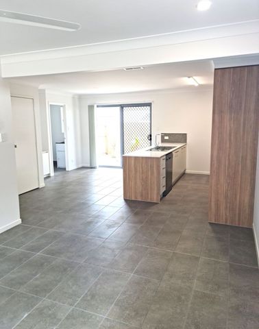3 BEDROOM 2 BATH TOWNHOUSE WITH DUCTED AIR - Photo 3