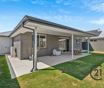 Four Bedroom Courtyard Living Home - Photo 2