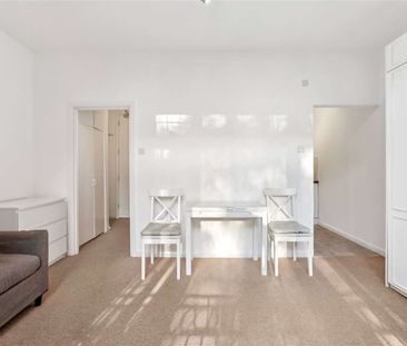 A self-contained studio situated on the raised ground floor of a pe... - Photo 3