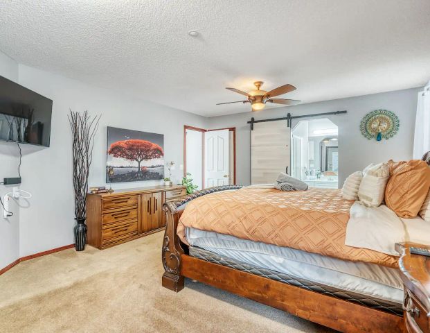 Furnished 2-Bedroom Home | 3 Beds, 2.5 Baths, Private Sauna & Parking — 2 Bedrooms House - Photo 1