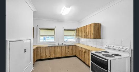 Spacious & Charming 3-Bedroom Home, Walk to Mudgee CBD - Photo 5