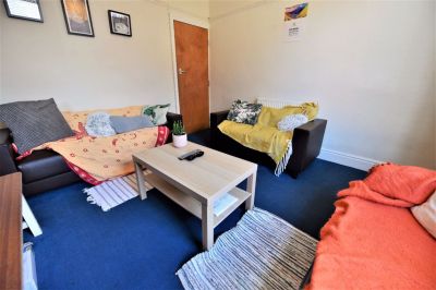 4 bedroom House in School View, Leeds - Photo 5