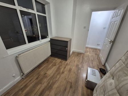 1 bedroom in a house share to rent - Photo 2