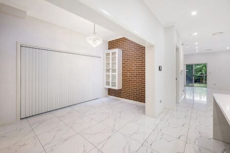Grand Six Bedroom Luxury Duplex with Alfresco Entertaining & Multiple Living Zones - Photo 4