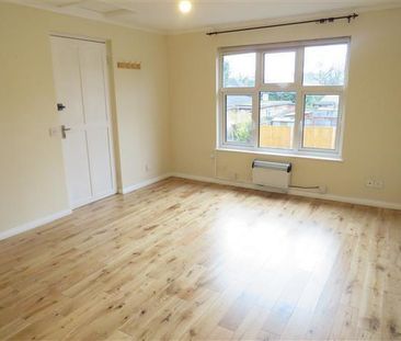 Osney Close, CRAWLEY - Photo 2