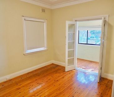 Well presented two bedroom unit, excellent location - Photo 3