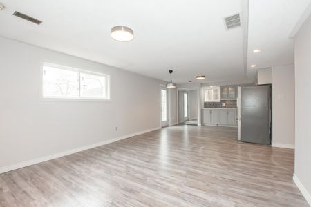 27 Rollins Dr, Welland - 2 Bedroom Lower Unit - Photo 3